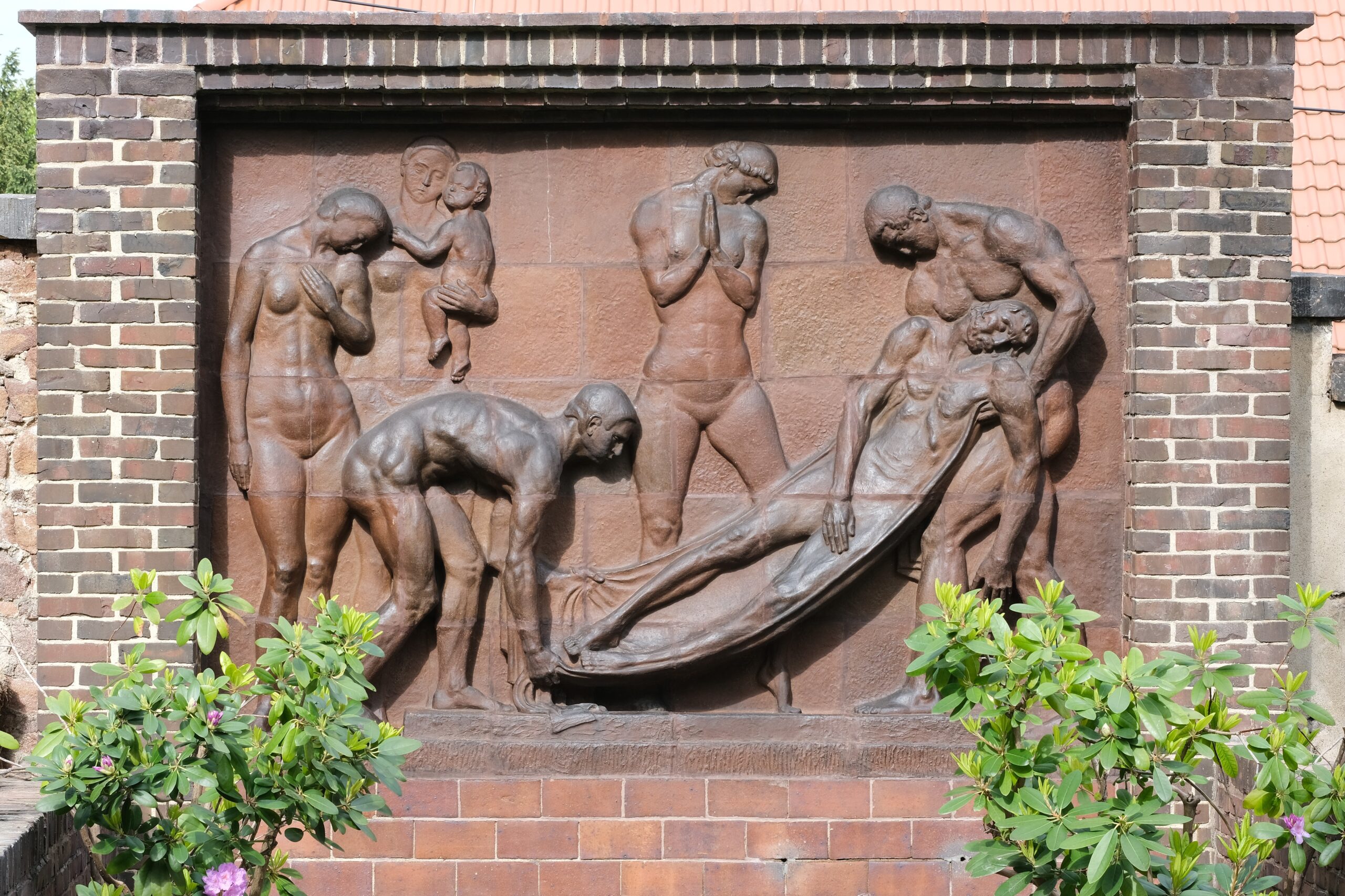 Grablegungsrelief, Grabmal Familie Bauch in Meißen, Klinkerkeramik 1920